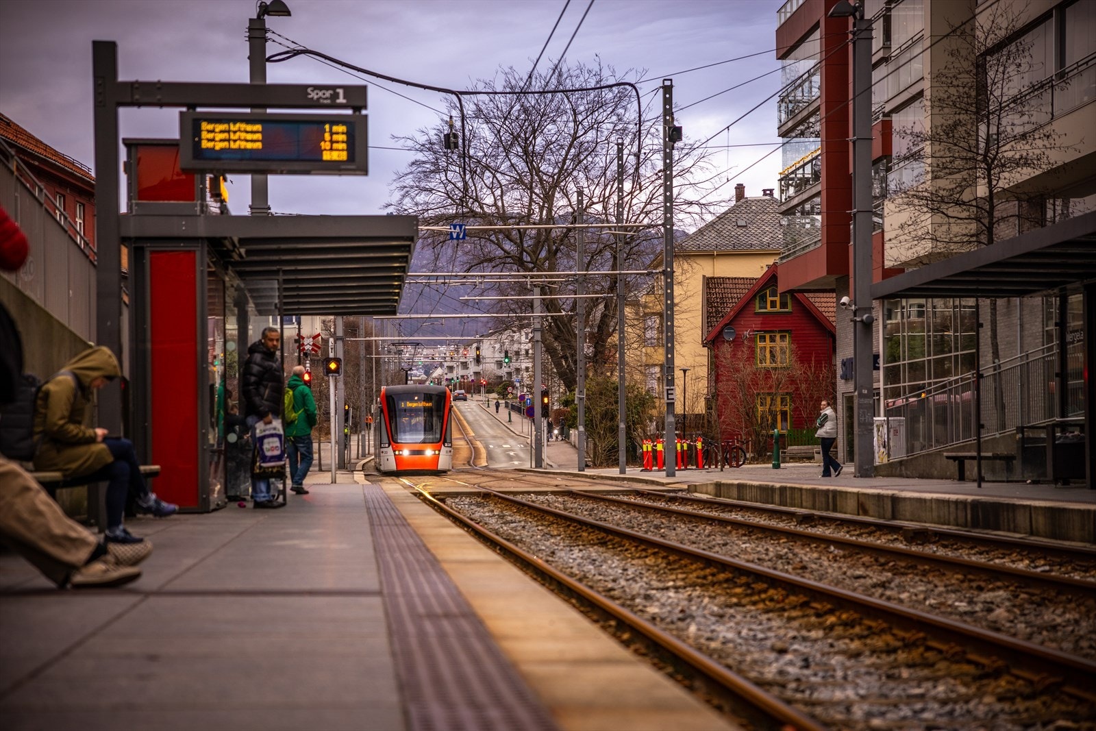 Nærmeste bybanestopp ligger ved Sletten kjøpesenter, med hyppige avganger mot sentrum, Lagunen og Flesland lufthavn. Galleribilde