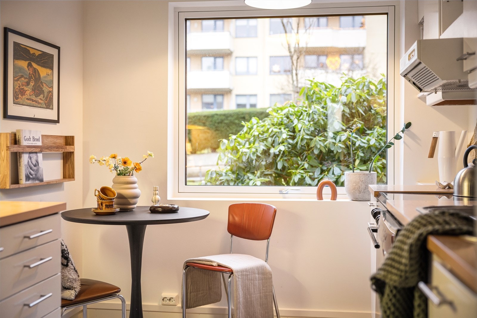 Ved kjøkkenvinduet er det naturlig plass til spisebord, noe som gjør rommet velegnet både til hverdagsmåltider og hyggelige stunder. Galleribilde