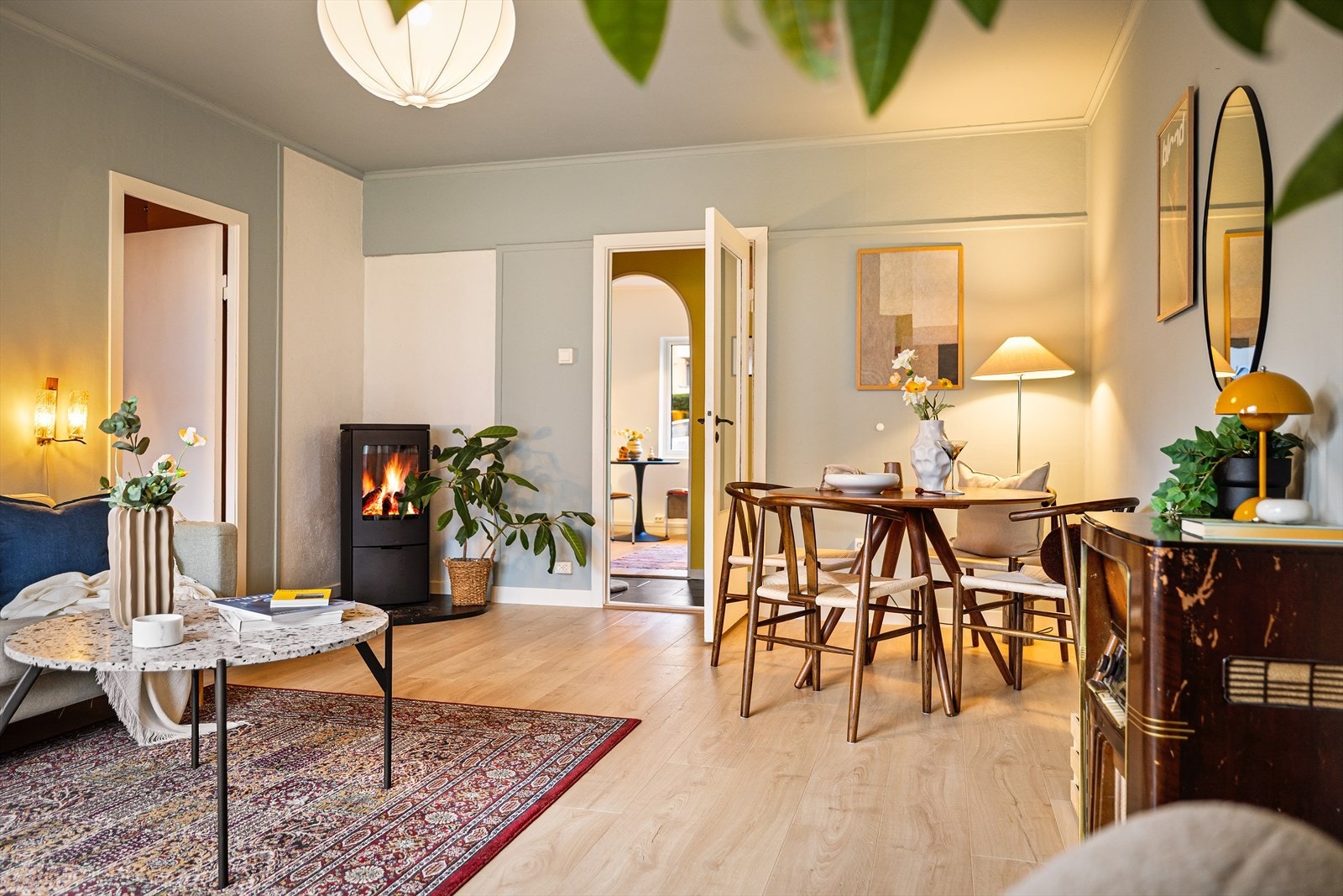 Gulvet har pent laminatgulv og vegger og himling er malt i en fin fargetone. Galleribilde