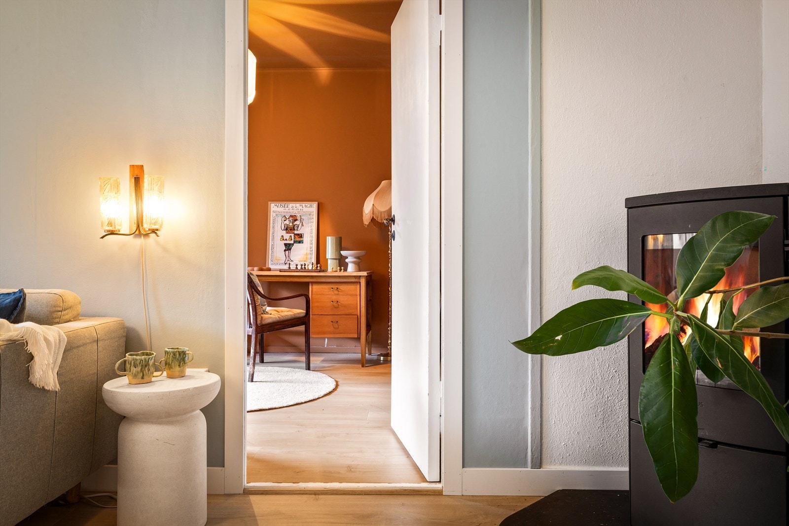 Fra stuen er det dør inn til det ene soverommet Galleribilde