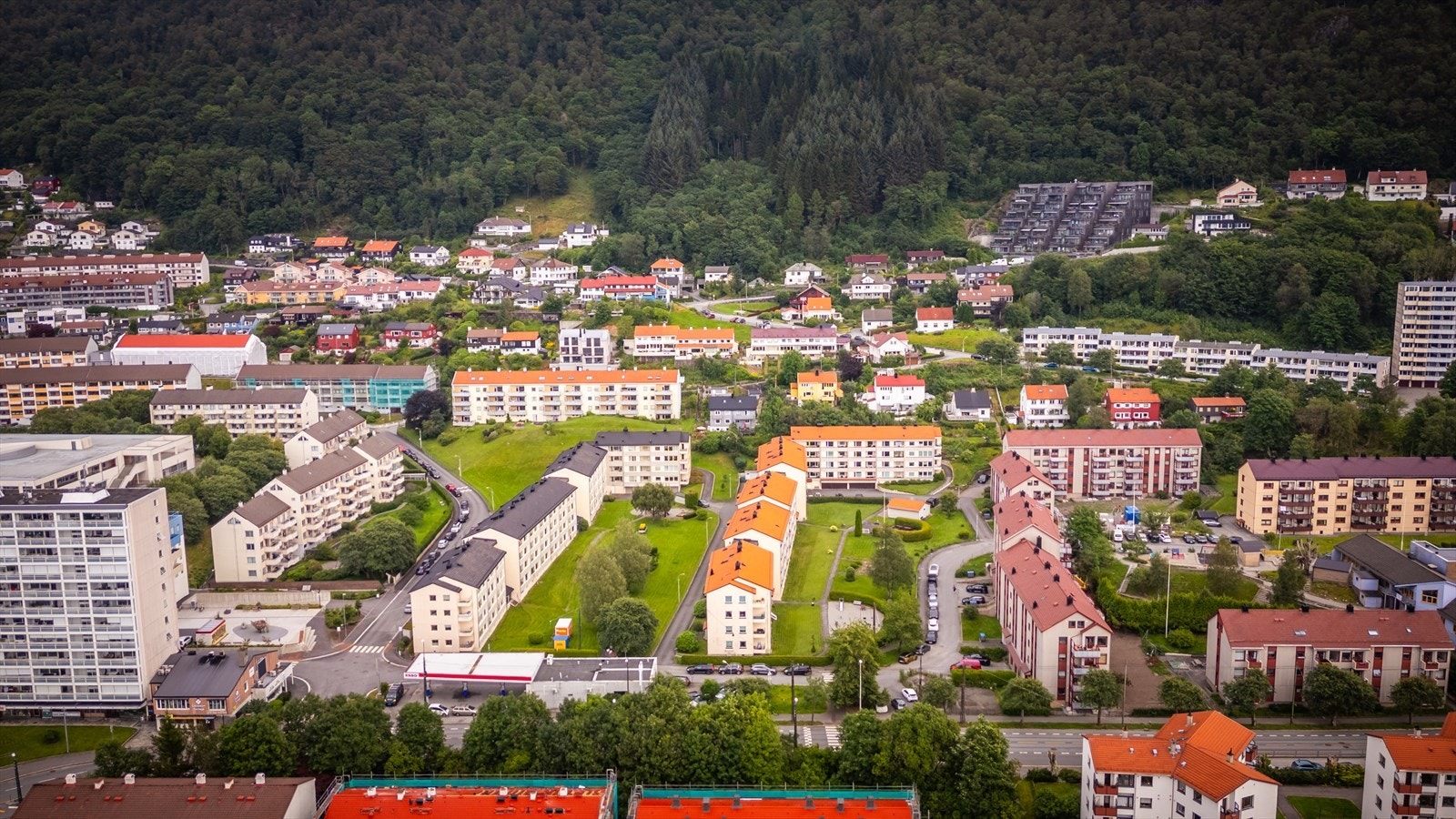 I 2019 ble det foretatt oppgradering av fasadene i borettslaget. Dvs. murfasadene ble pusset og malt,
endeveggene etterisolert og påmontert nye fasadeplater og nye brannstiger montert. Galleribilde