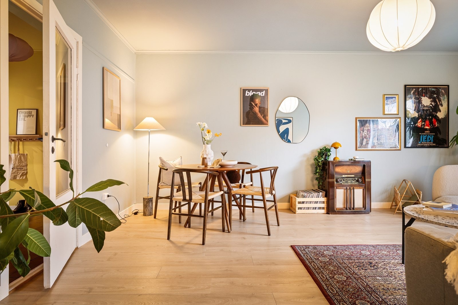 Rommets størrelse gir gode møbleringsmuligheter, med god plass til både sofagruppe, spisebord og øvrig møblement. Galleribilde