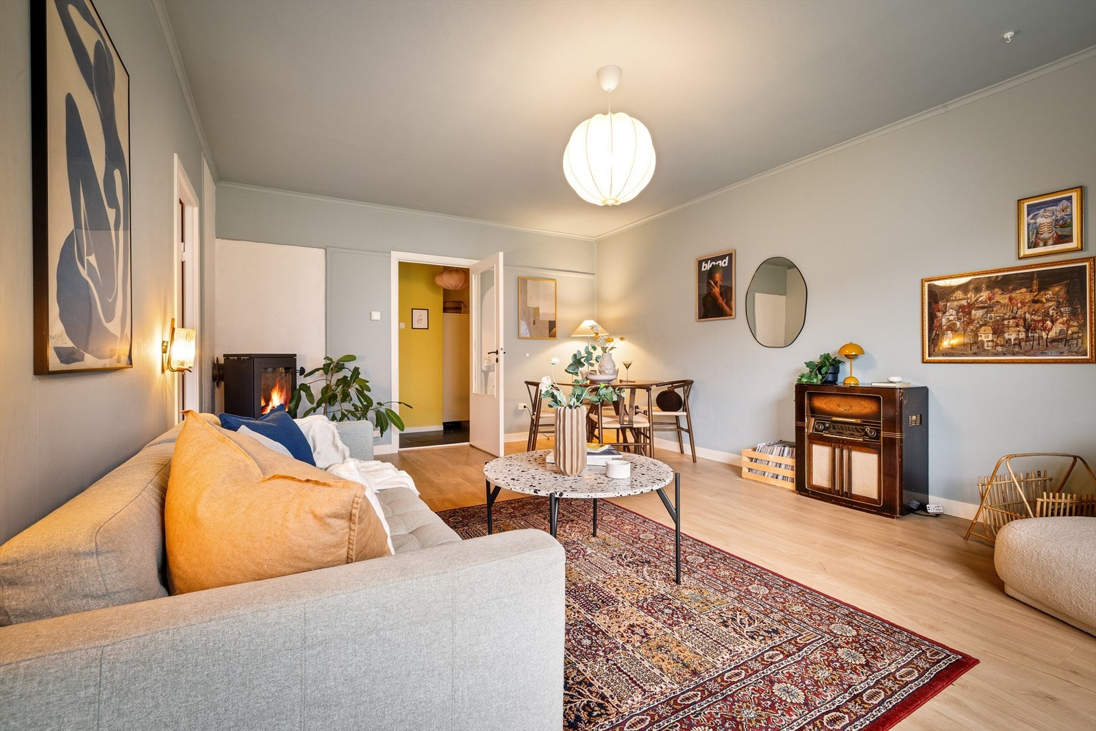 Leiligheten fremstår som moderne og innbydende, med to store soverom, kjøkken i eget rom og en luftig stue. Galleribilde