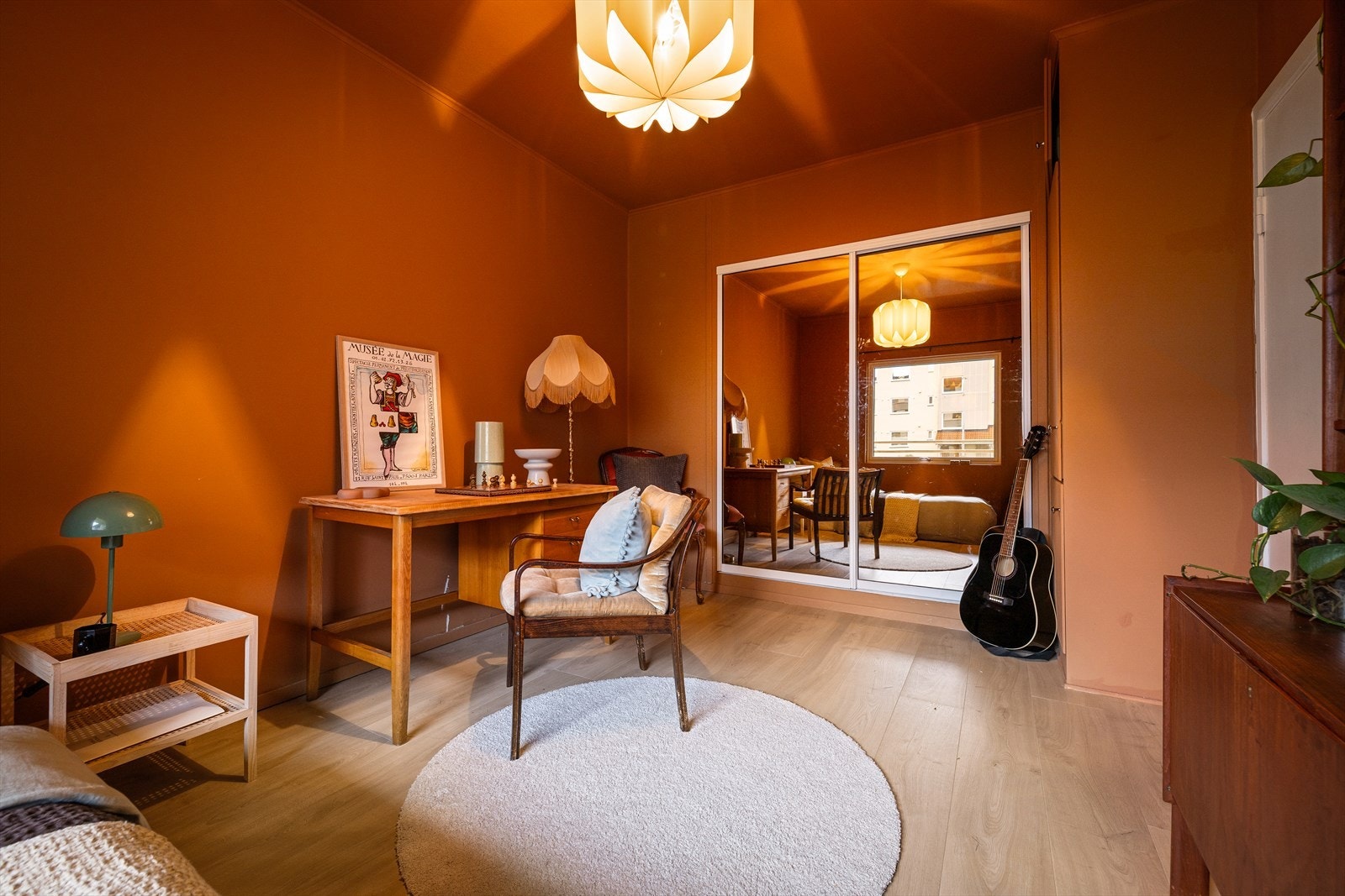 Romslig soverom med skyvedører med speil. Galleribilde