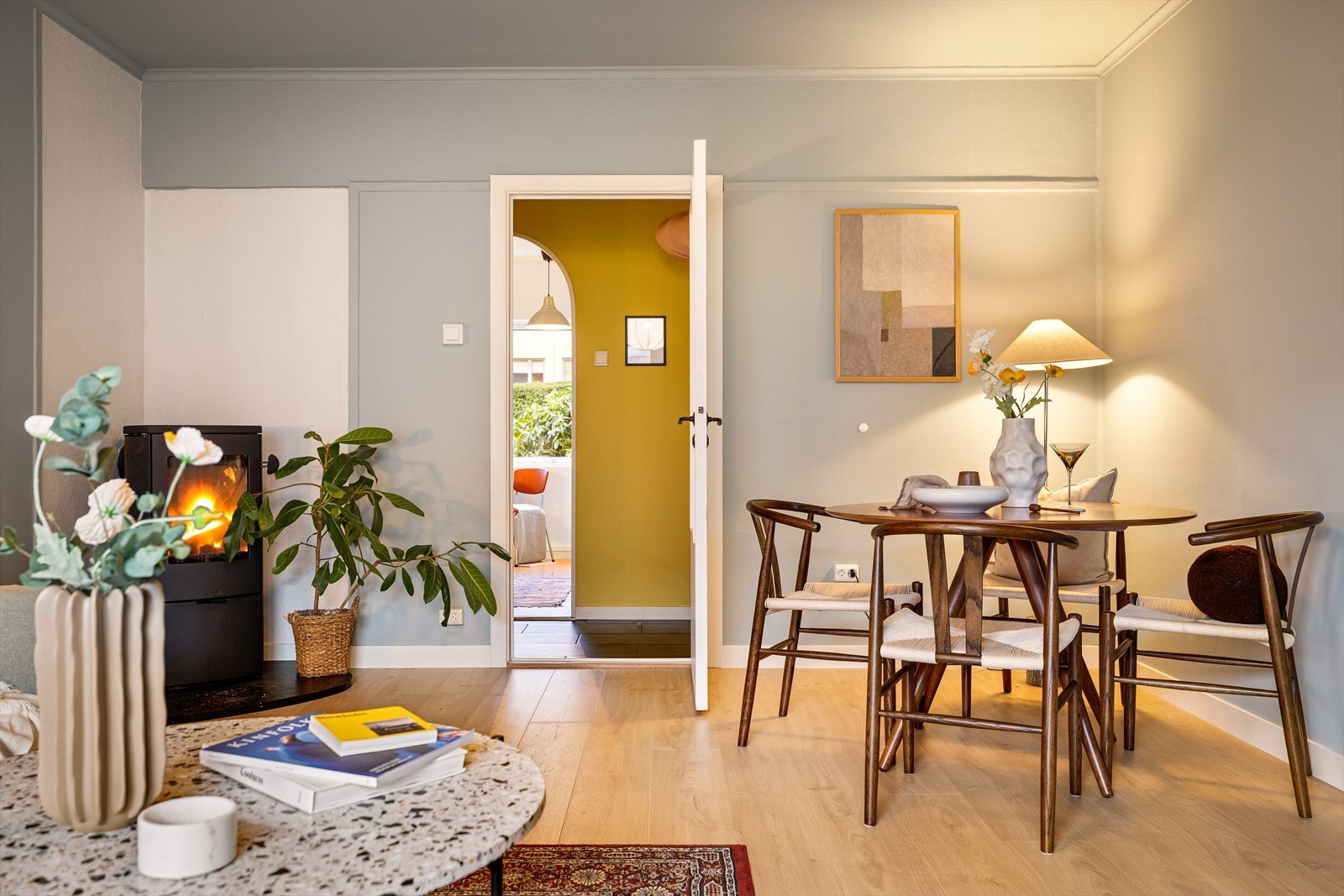 En flott vedovn med glassfront bidrar både til god oppvarming og en lun stemning på kjølige dager Galleribilde