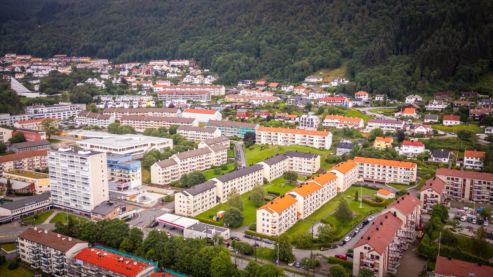 Leiligheten har en sentral og attraktiv beliggenhet på Landås, i et veletablert og populært boligområde. Her bor man med kort vei til det meste man trenger i hverdagen, samtidig som man har nærhet til både sentrum og flotte turområder. Galleribilde