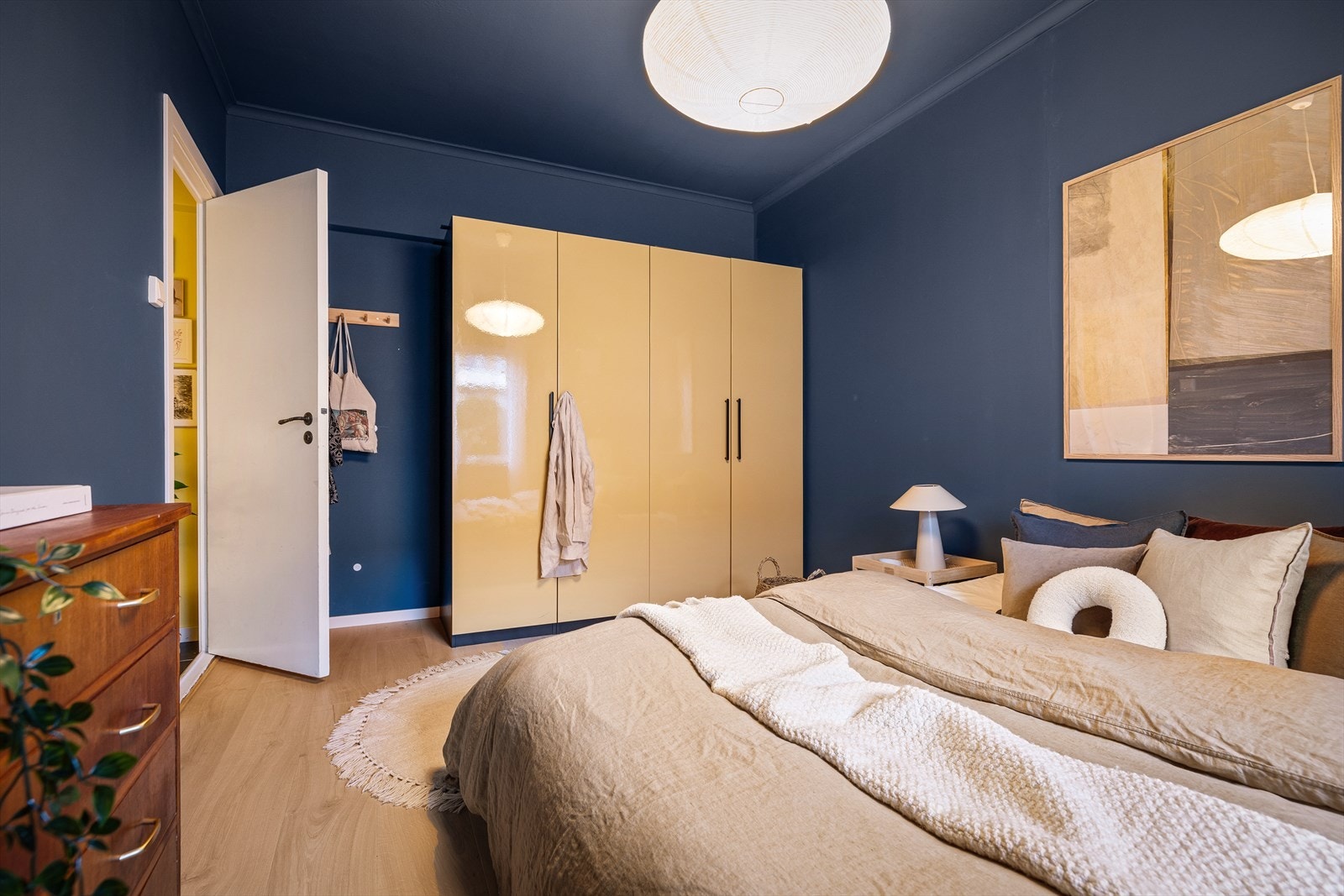 Soverommene er malt i hver sin moderne fargetone og har laminatgulv. Galleribilde