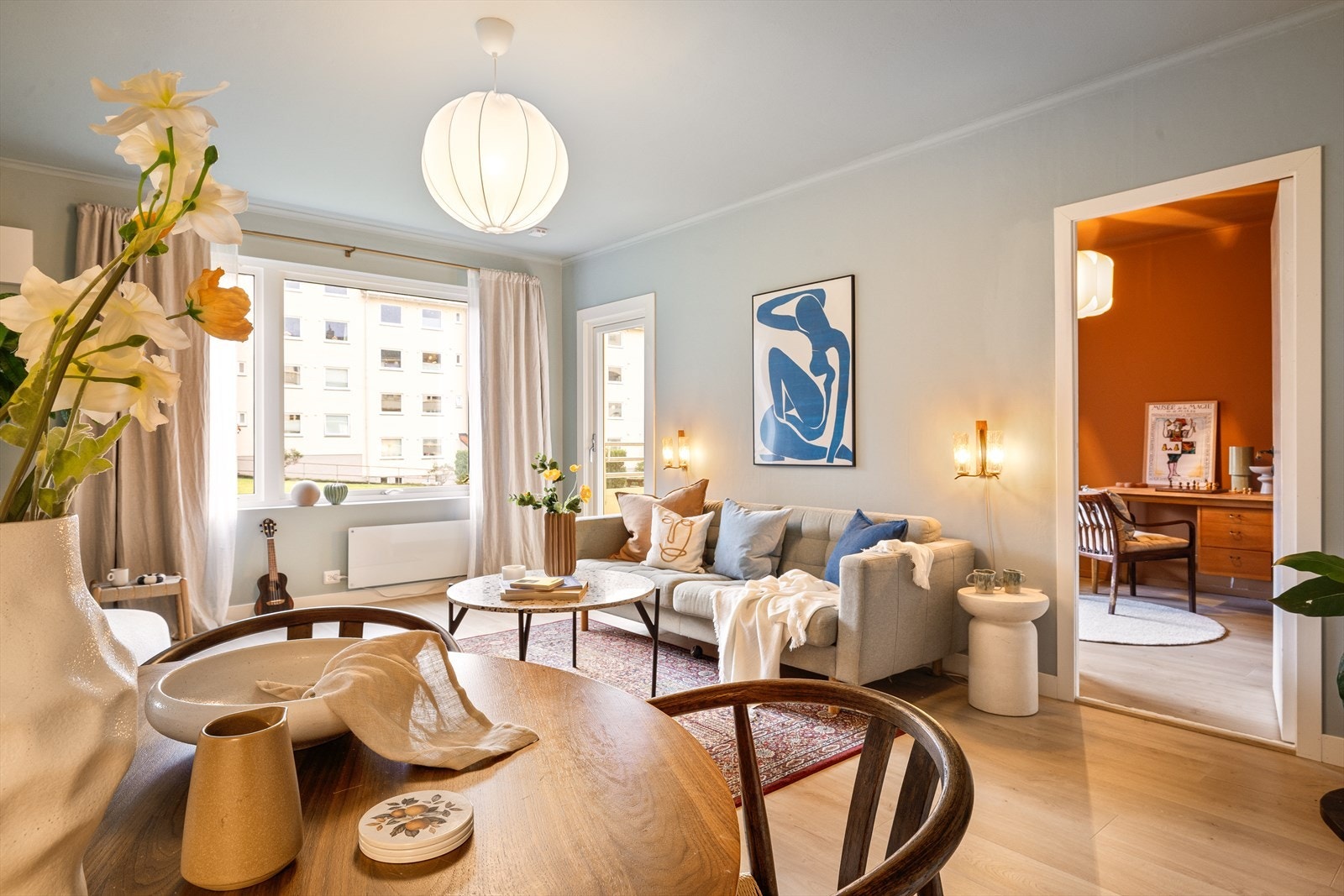 Stuen er stor, lys og innbydende, på hele 23,57 m² med gode vindusflater som slipper inn rikelig med naturlig dagslys. Galleribilde