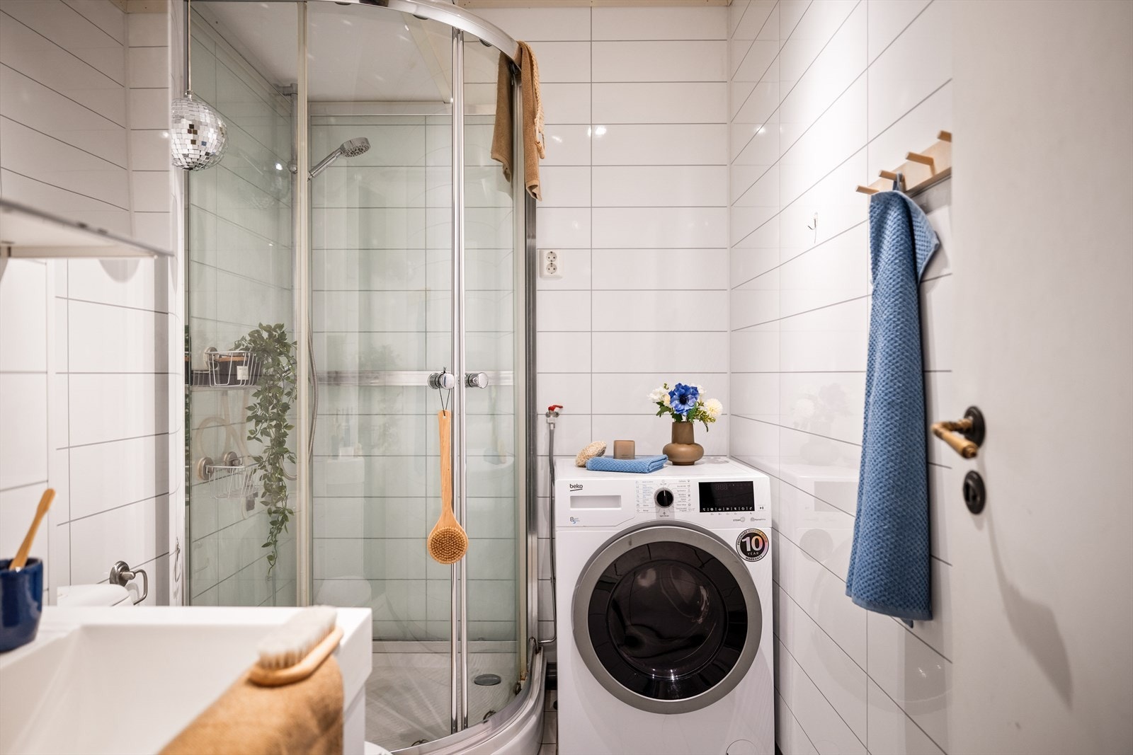 Rommet er utstyrt med dusjkabinett, servant, overskap med speilfront, klosett og opplegg for vaskemaskin. Galleribilde