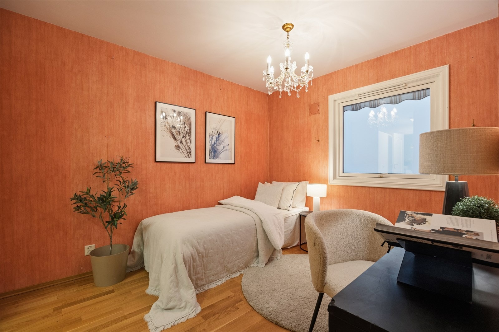 Soverom 2 er romslig med god plass til seng og annet møblement Galleribilde