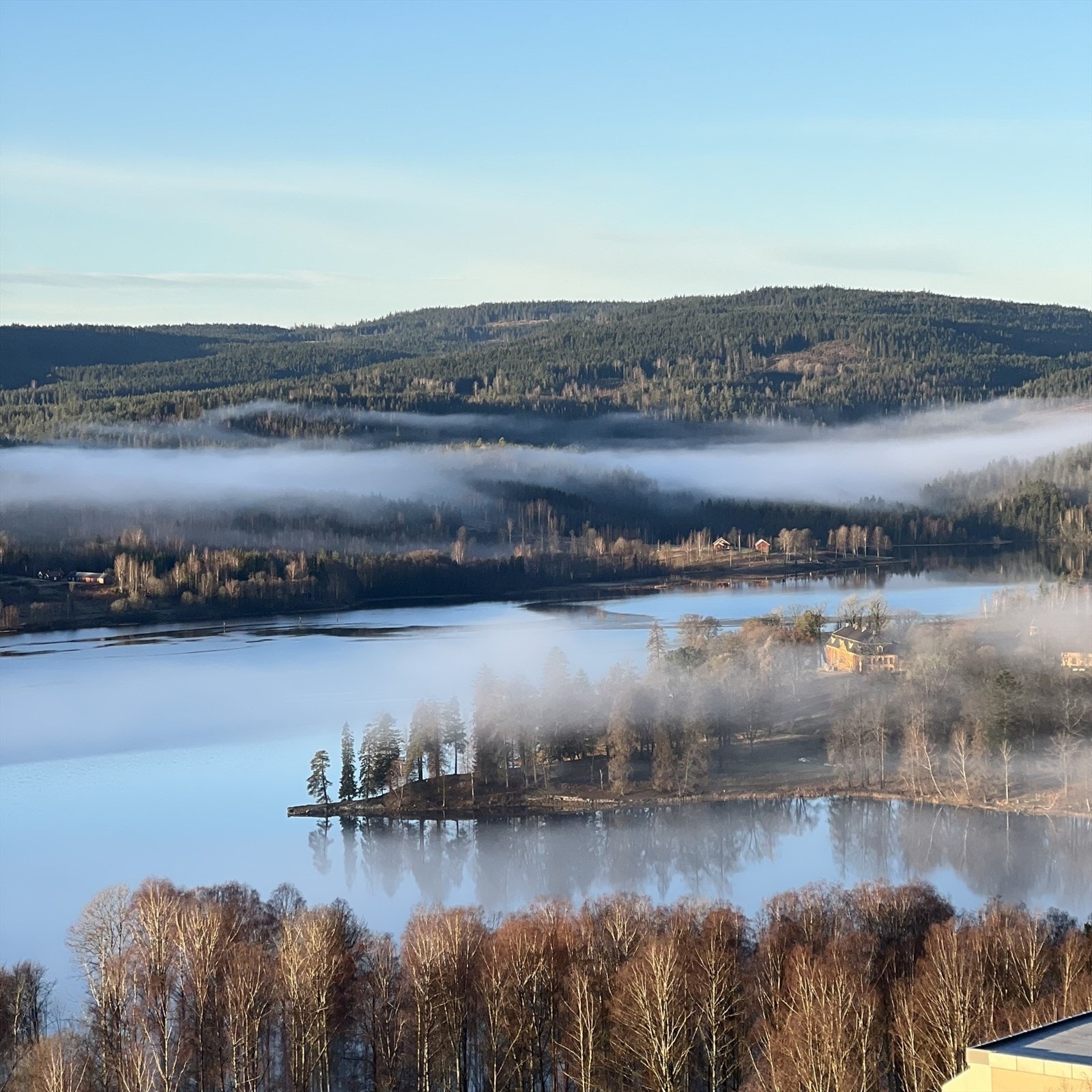 Fra balkongen har man utsikt over Bogstadvannet og Bogstad gård Galleribilde