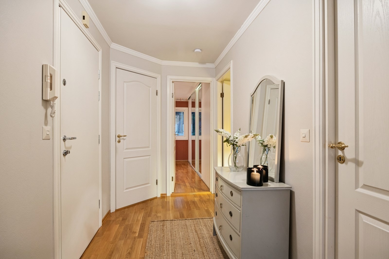 Velkommen inn til en romslig og praktisk entré Galleribilde