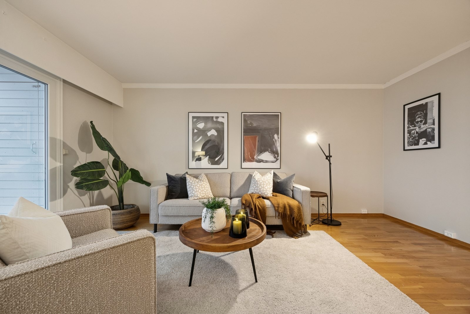 Meget romslig stue som gir fleksible innredningsmuligheter Galleribilde