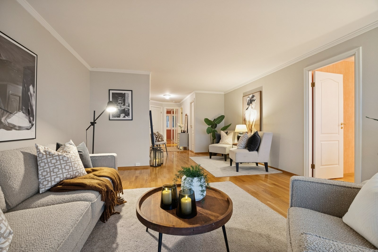 Boligen fremstår åpen og luftig og har en gjennomgående planløsning Galleribilde