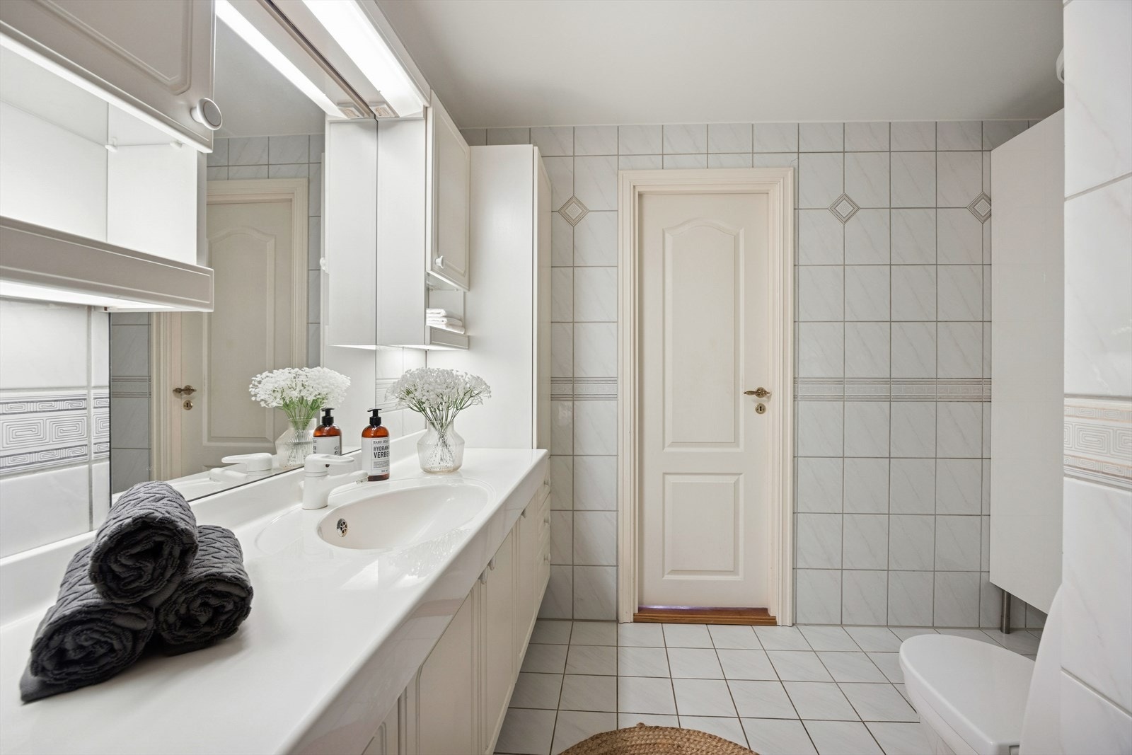 Flislagte vegger og gulv med varmekabler Galleribilde