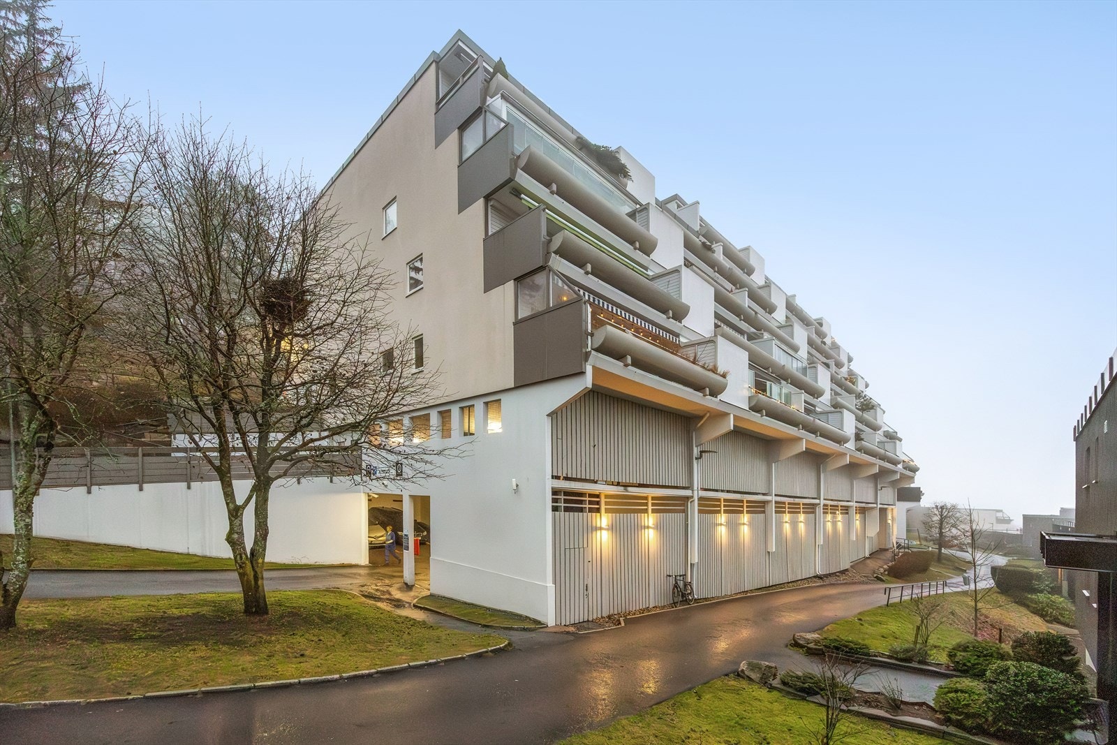 Her bor du i rolige og grønne omgivelser, samtidig som du har kort gangavstand til alle nødvendige fasiliteter - inkludert dagligvarebutikker, offentlig transport og flotte tur- og rekreasjonsområder. Galleribilde