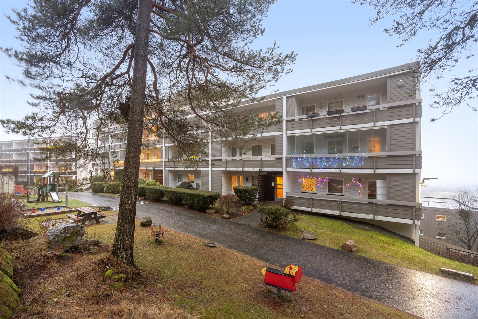 DNB Eiendom v/ Cathrine Pettersen presenterer Olaf Bulls vei 9A - en unik 3
-roms topplelilighet beliggende på idylliske Voksen Skog. Galleribilde