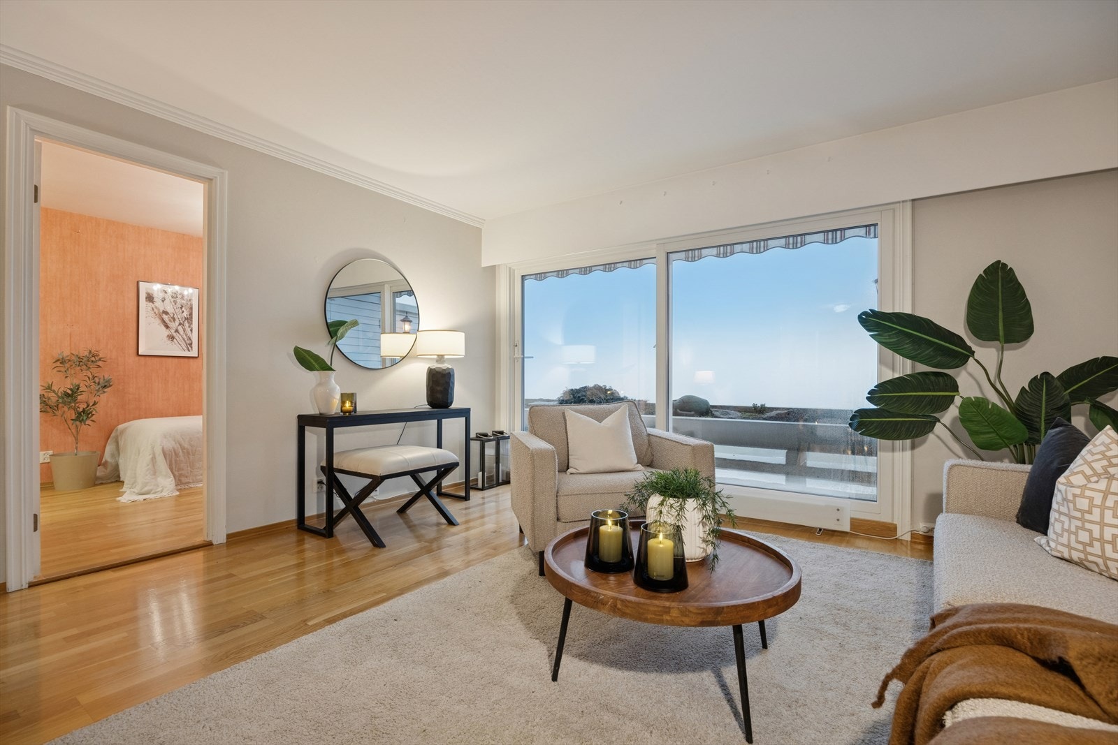 De store skyvedørene gjør balkongen til en forlengelse av stuen som man åpne opp på solrike dager Galleribilde