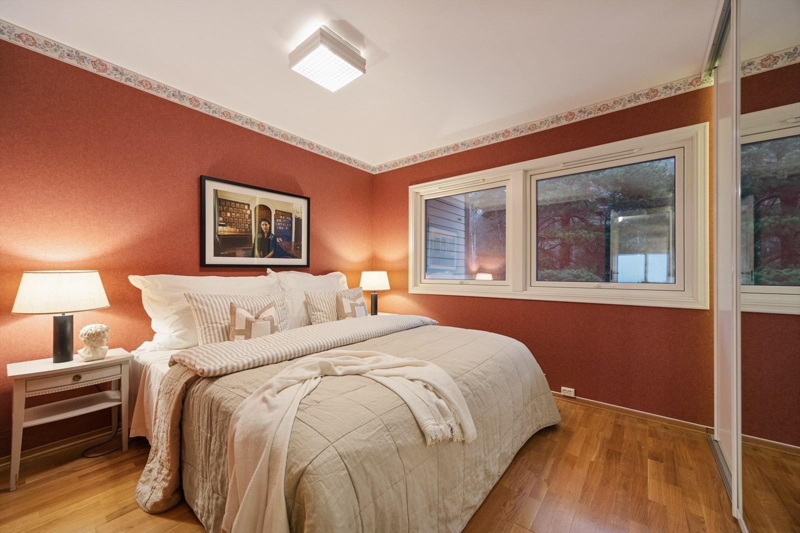 Hovedsoverom av god størrelse med plass til stor dobbeltseng og tilhørende møblement Galleribilde