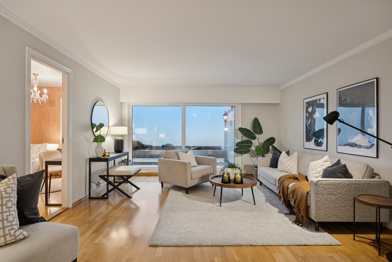 Stuen er lys og romslig med god plass til sofagruppe Galleribilde