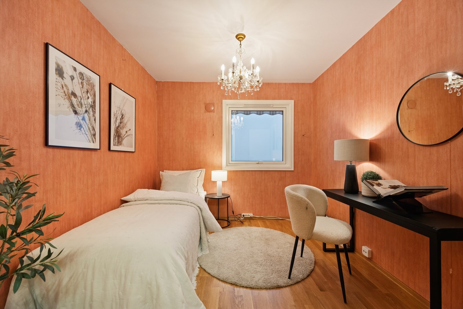 Et funksjonelt rom som kan benyttes som soverom, gjesterom eller kontor Galleribilde