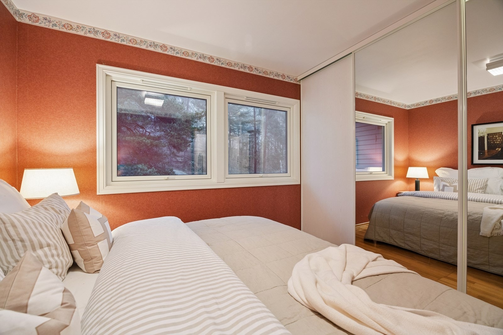 Praktisk skyvedørsgarderobe med speil fra gulv til tak Galleribilde