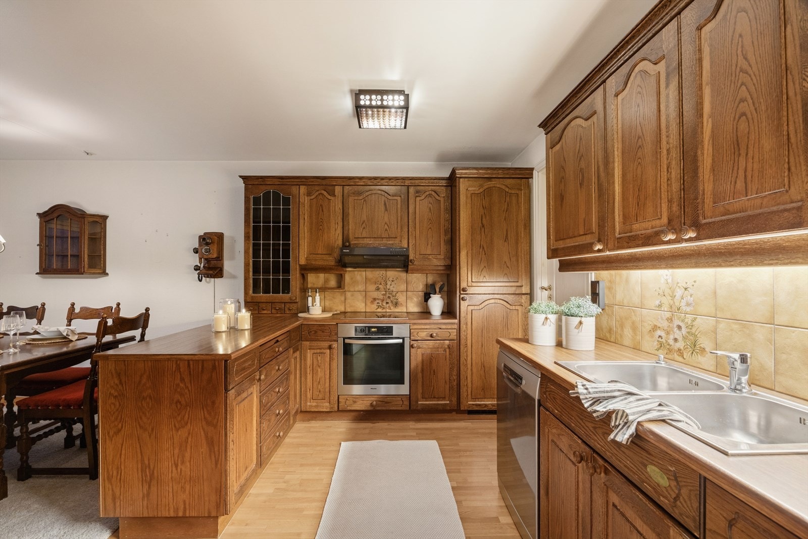 Kjøkkeninnredning fra Sivesind med heltre profilerte fronter og innfelte hvitevarer Galleribilde