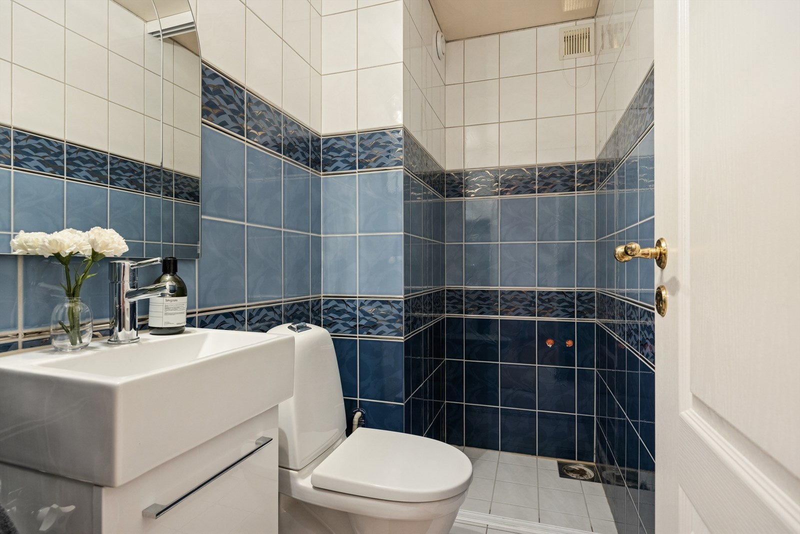 Fra entréen har man et praktisk wc-rom. Fint hvis man har gjester Galleribilde