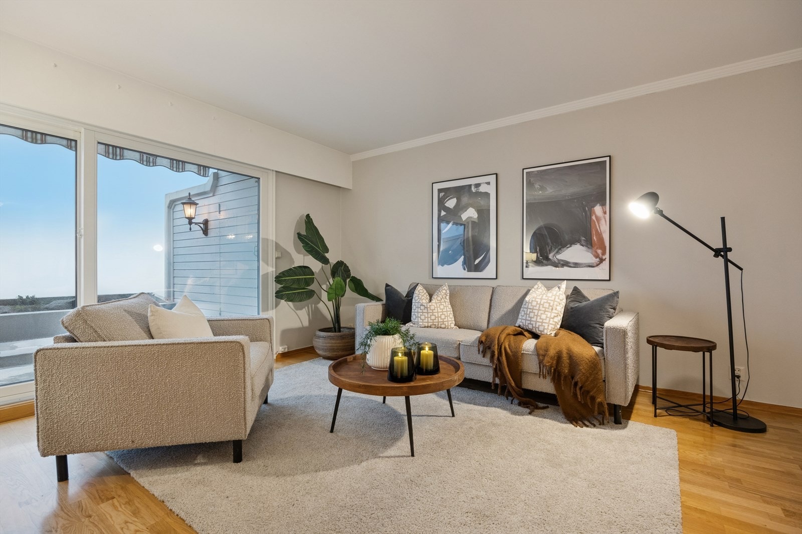 De store vindusflatene og terrassedøren slipper inn rikelig med dagslys og gir rommet en lys og luftig atmosfære. Galleribilde