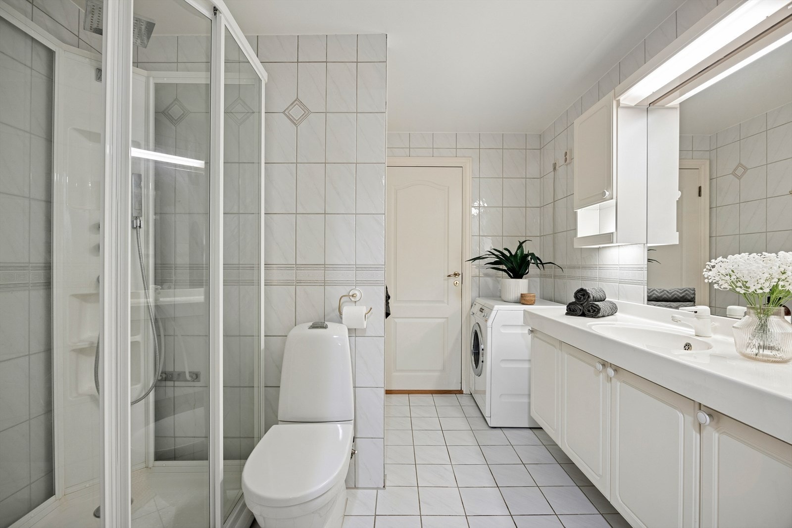 Praktisk baderom med god størrelse og opplegg for vaskemaskin Galleribilde