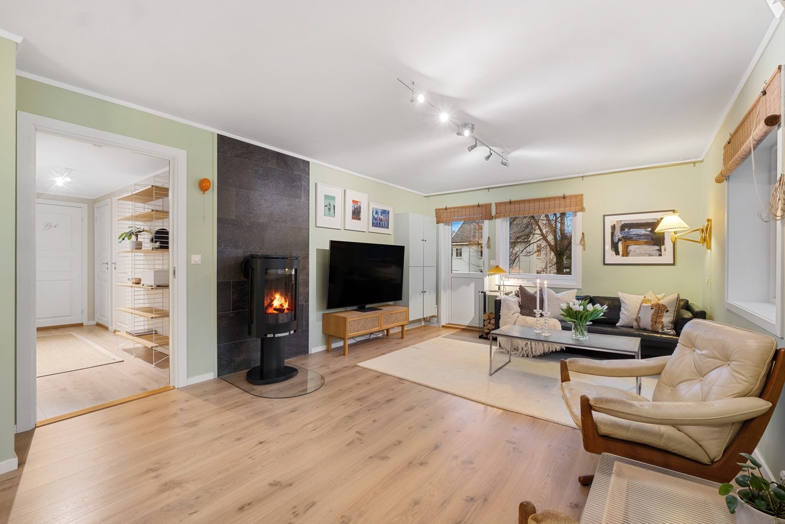 Sofakroken finner fort sin naturlige plass i rommet, og tv-en kan med fordel plasseres mot/på vegg. Galleribilde