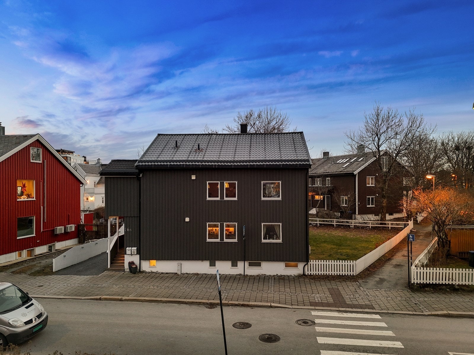 Pen horisontaldelt tomannsbolig over to plan (2.etg + loft). Galleribilde