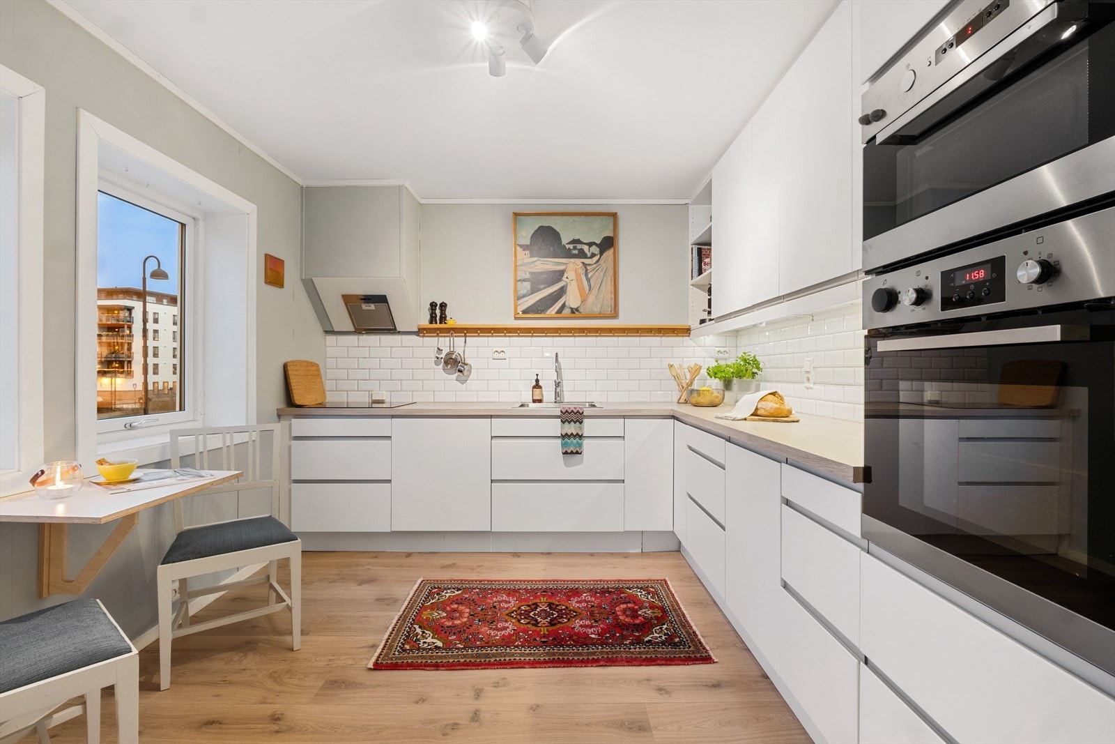 Kjøkkenet fremstår som stilrent og moderne. Galleribilde