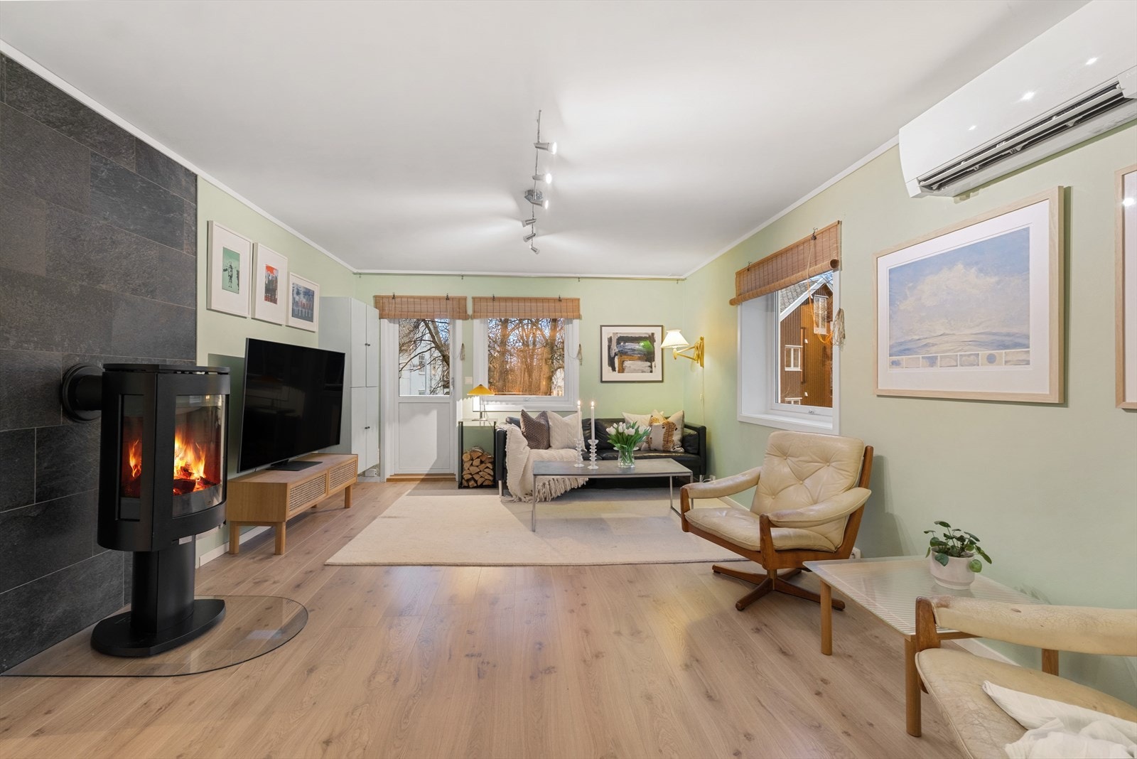 Peisovn og varmpumpe bidrar til å varme opp både rom og stemning. Galleribilde