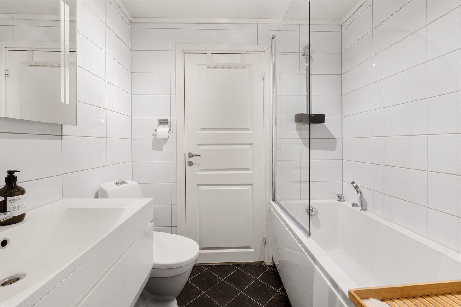 Badet på loftet har også flislagte overflater. Herlig badekar med dusjløsning samt gulvstående toalett. Galleribilde