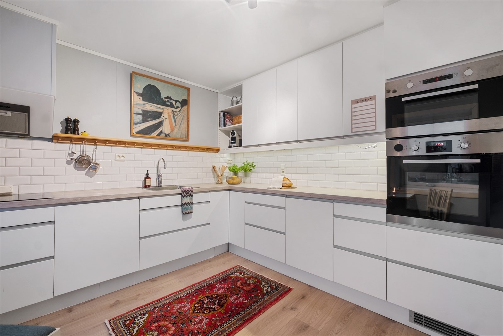 Integrerte hvitevarer som stekeovn, platetopp, micro, oppvaskmaskin og kjøl/frys. Galleribilde