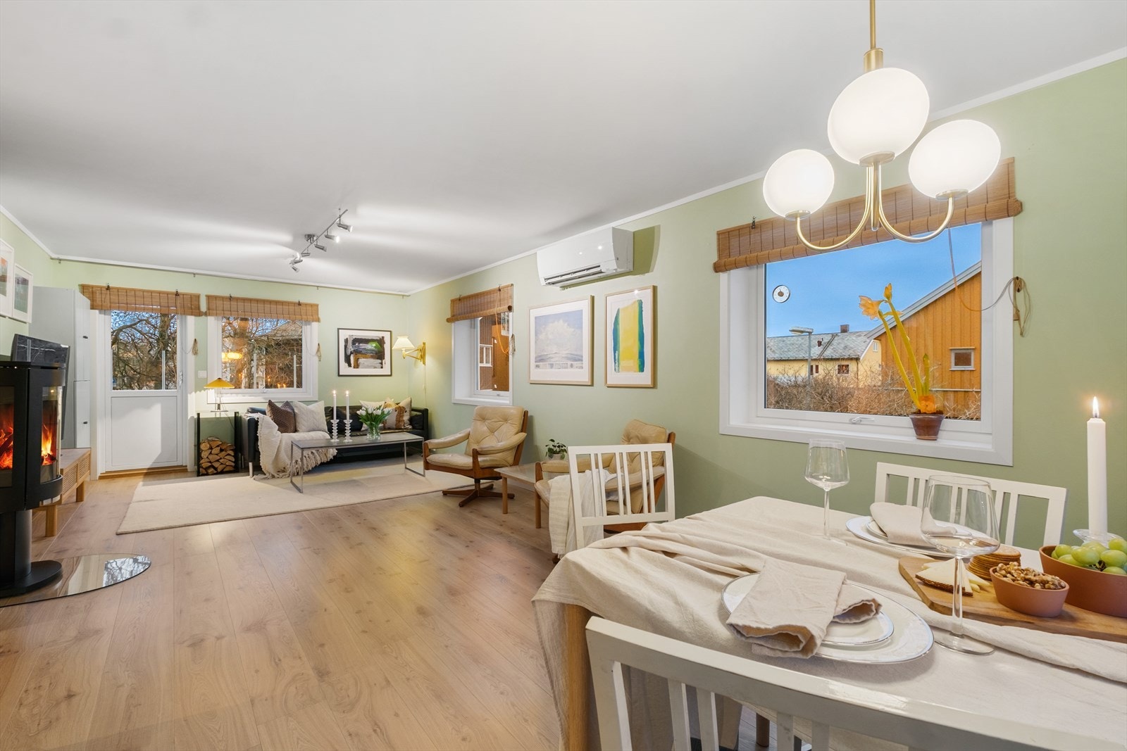 Vi beveger oss videre inn i en lys og innbydende stue. Galleribilde