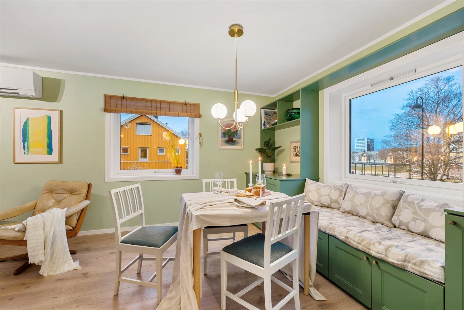 Praktisk plassbygget benkløsning med mye oppbevaringsplass. Galleribilde