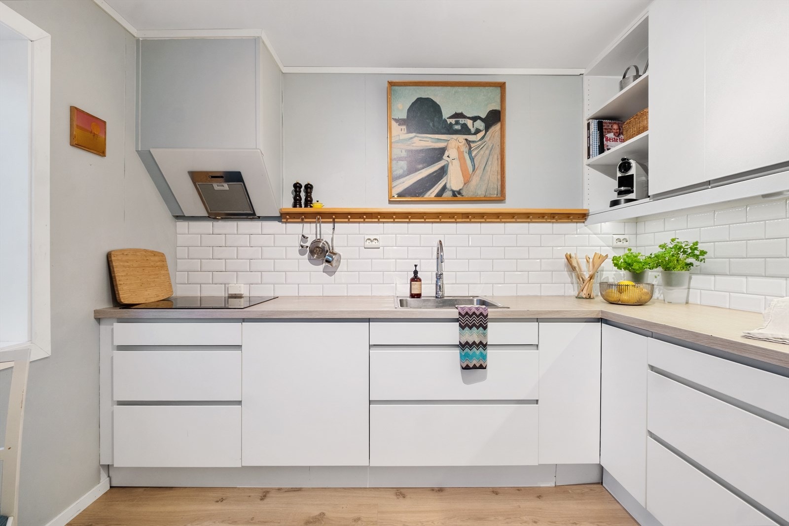 Her har en alt en måtte trenge av både skap-, skuff- og benkeplass. Galleribilde