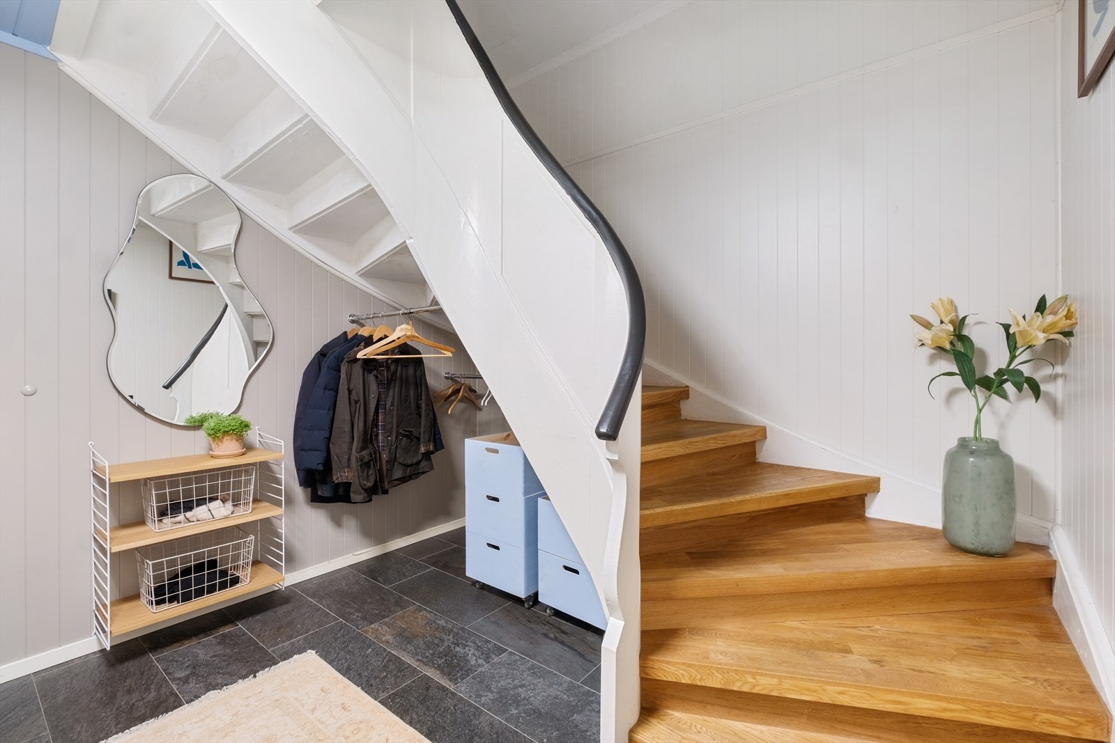 Lys entré med plass for garderobe- og opphengsløsninger. Galleribilde