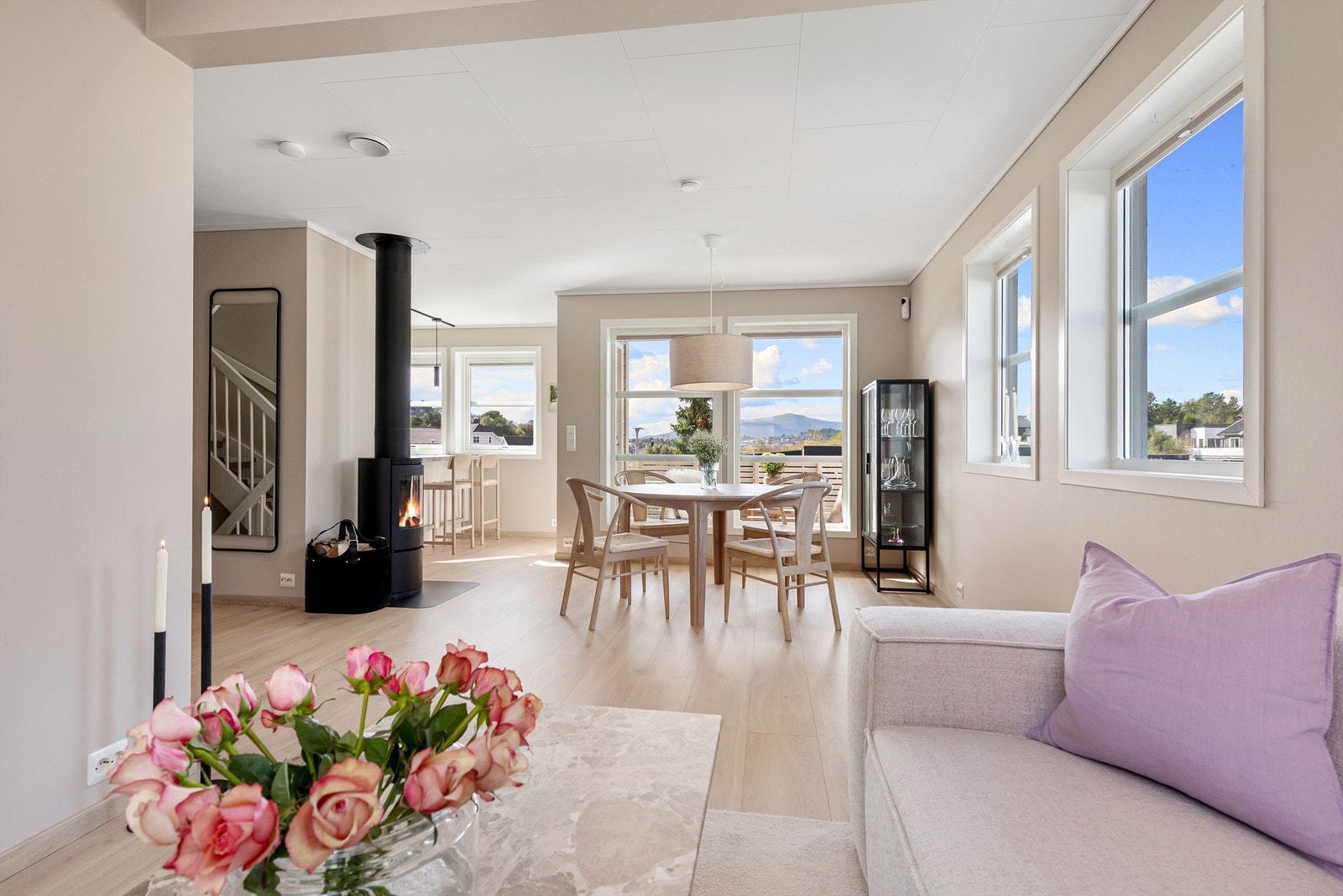 Fra sofagruppen mot spisestue og kjøkken Galleribilde