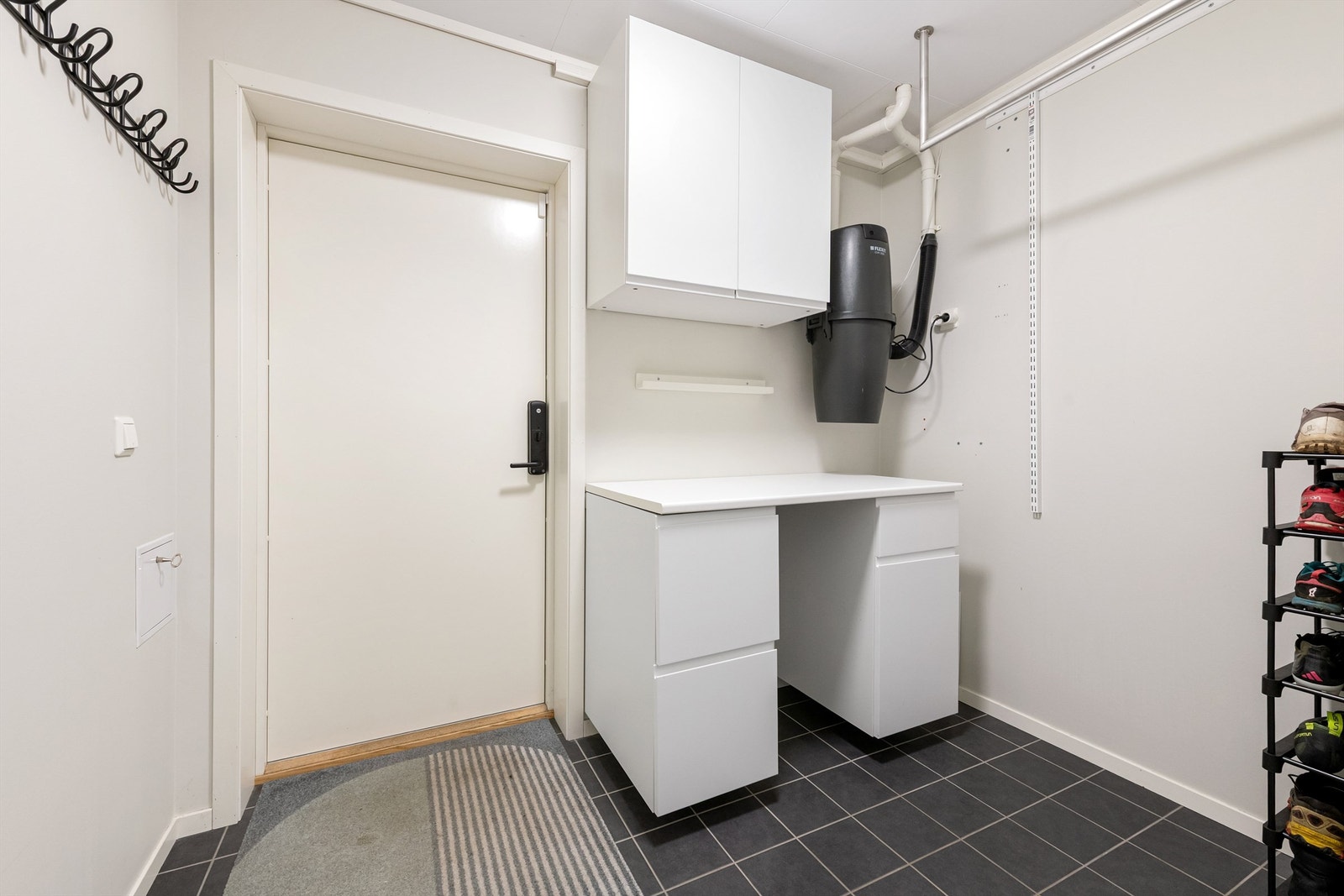 Utgang fra vaskerom/bod til markterrasse, hage og utestue
Gode oppbevaringsmulgheter Galleribilde