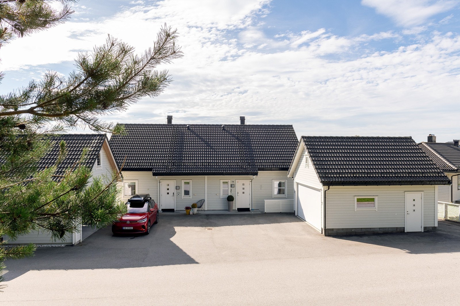 Asfaltert gårdsplass i tilknytning til inngangsparti med gode parkeringsmuligheter Galleribilde