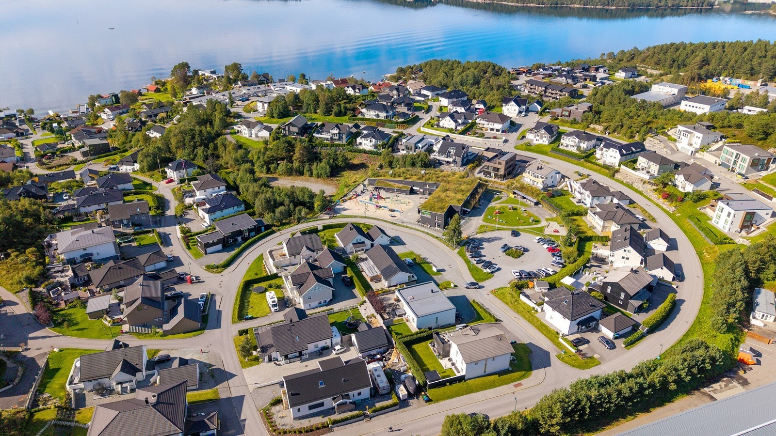 Dronebilde av nærområde i Olsvika - det er svært barnevennlig boligområde med mange barn og gode oppvekstvilkår Galleribilde