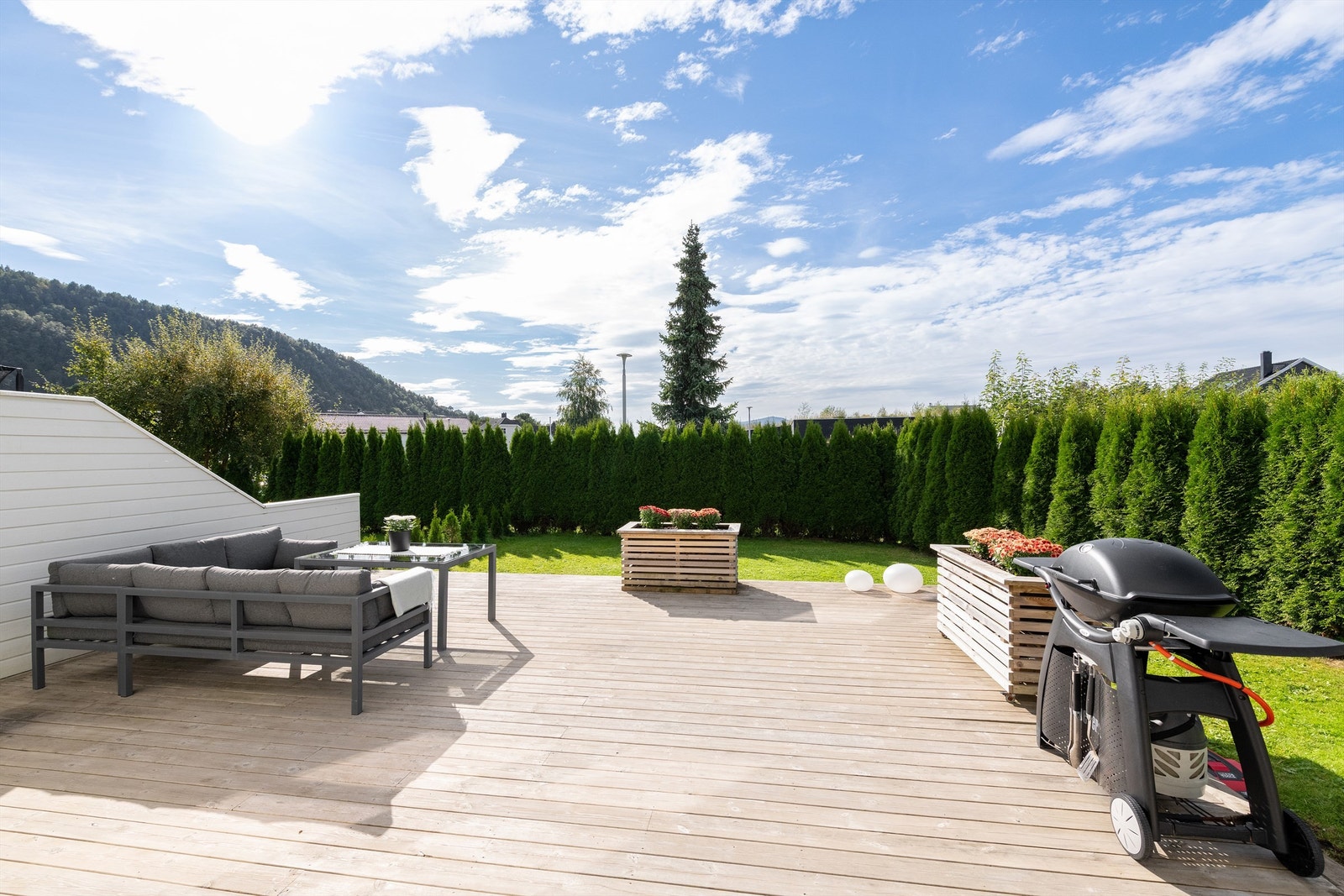 Stor markterrasse på 70 kvm - levegg og hekk mot naboer Galleribilde