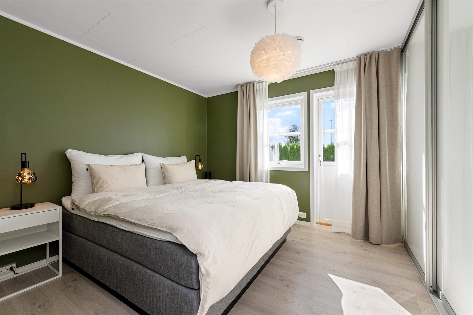 Hovedsoverom i underetasje med utgang til markterrasse og hage
Det er gulvvarme i gulv Galleribilde