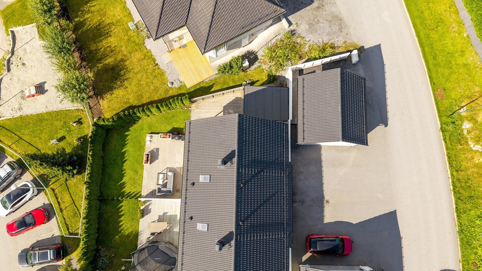 Dronebilde av eiendommen sett fra fugleperspektiv Galleribilde