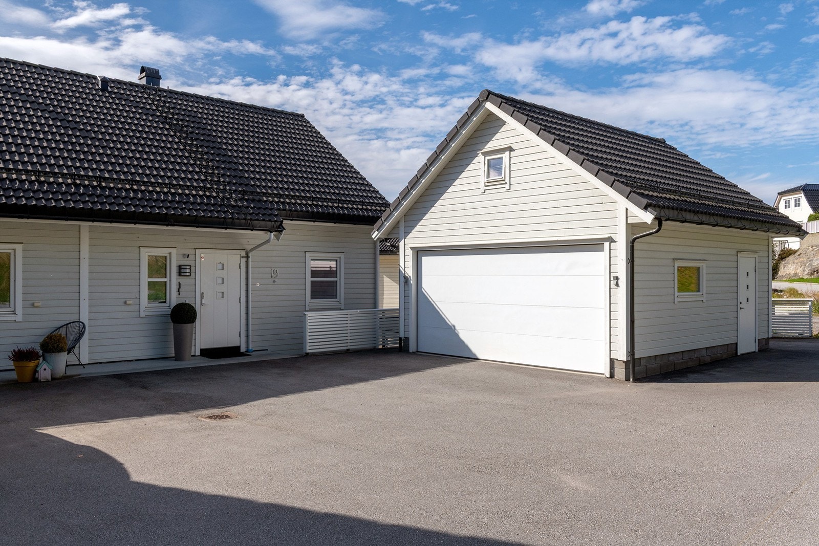 Fasade og inngangsparti mot øst. Frittliggende garasje Galleribilde