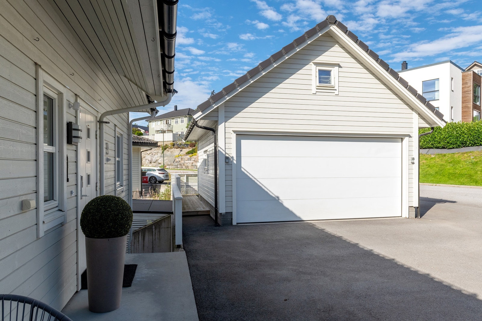 Dobbelgarasje med portåpner og el-bil lader Galleribilde