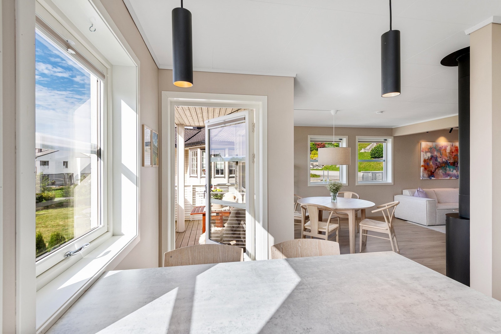 Praktisk kjøkkenøy med sitteplasser mot stuedel. Galleribilde